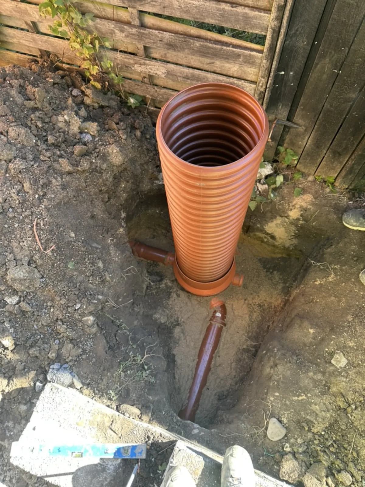 Ny brønd - Udskiftning af nedslidt betonbrønd til ny PVC-brønd med tilslutningsrør og korrekt faldforhold.