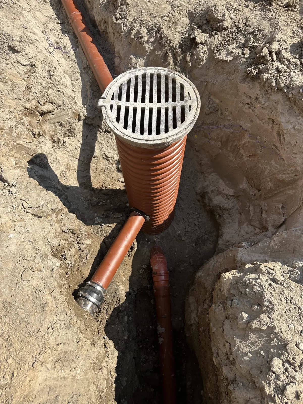 Omfangsdræn - Etablering af omfangsdræn omkring kælder samt isolering af kældervæg. Sikre mod fugt og sætningsskader ved vandindtrængning.