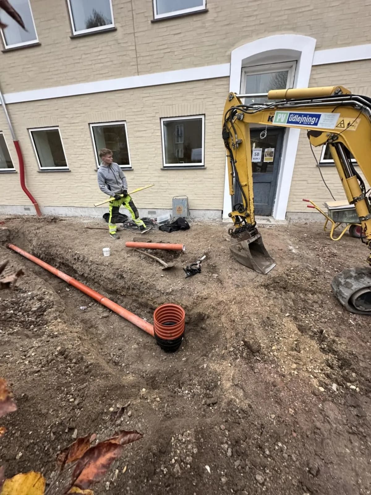 Udgravning & kloakrør - Komplet udskiftning af gammelt betonrør til nyt PVC-afløbssystem med korrekt fald og tæthedsprøvning.