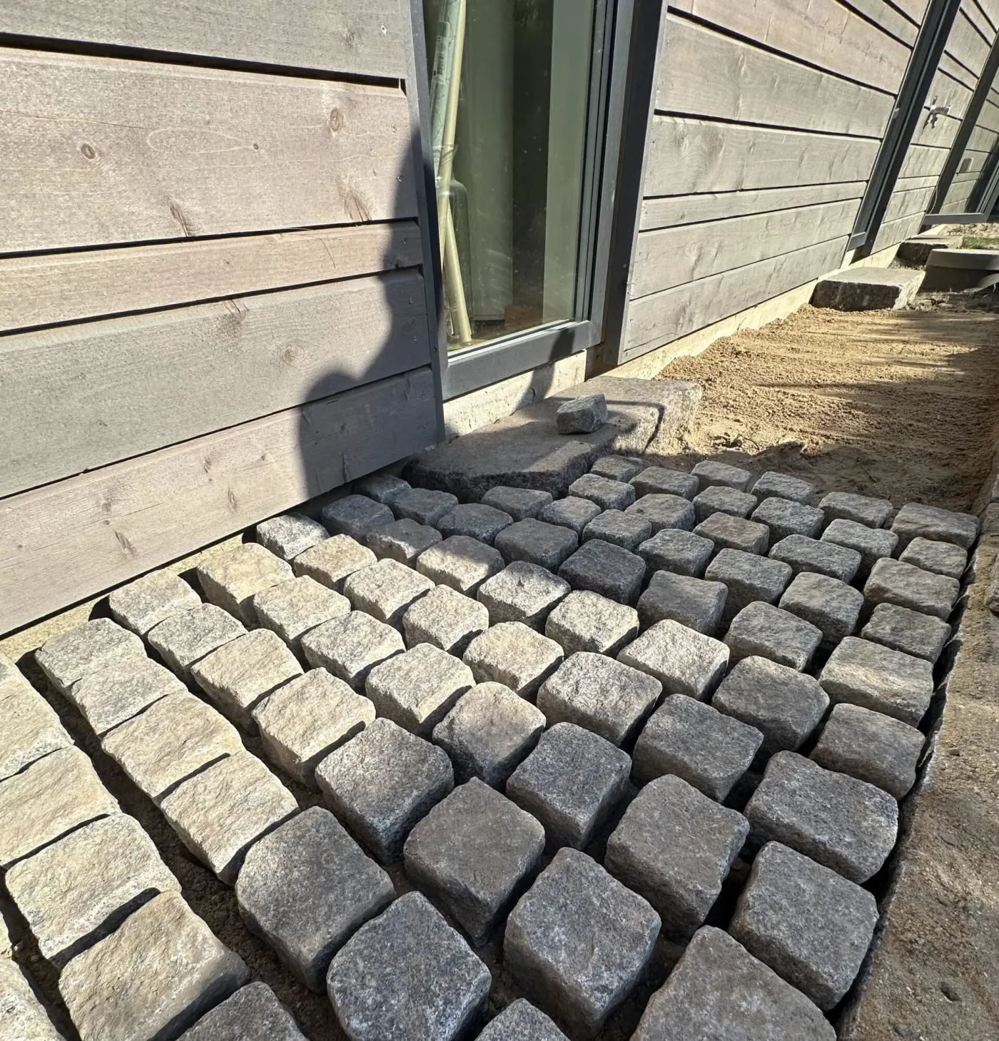 Granitbrosten - Granitbrosten ved indgangspartiet giver et klassisk og slidstærkt udtryk. Lagt med fald mod bed for afvanding.