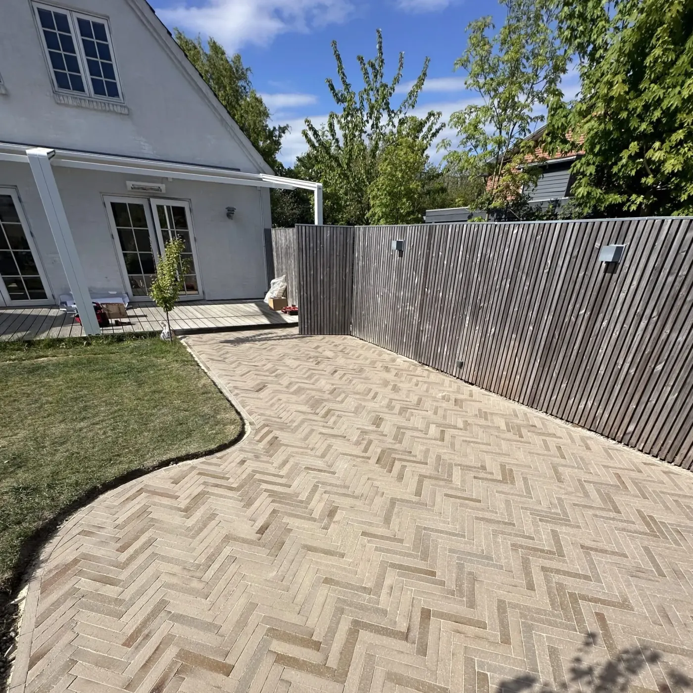 Sildebensmønster - Teglklinker lagt i sildebensmønster på terrasse. Tidløst design med høj holdbarhed og minimal vedligeholdelse.